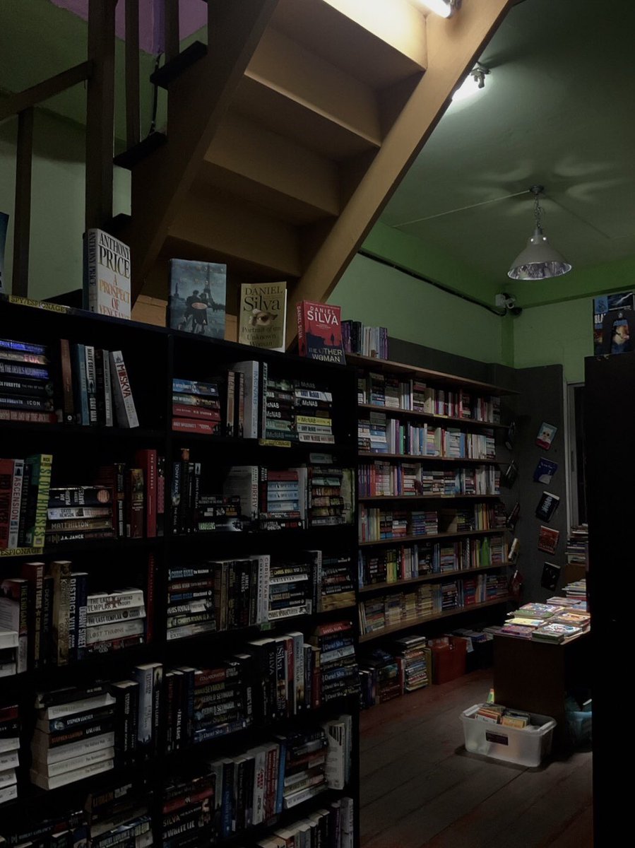 ไว้วันไหนเรามีใครสักคน จะพาไปร้านหนังสือนะ :p