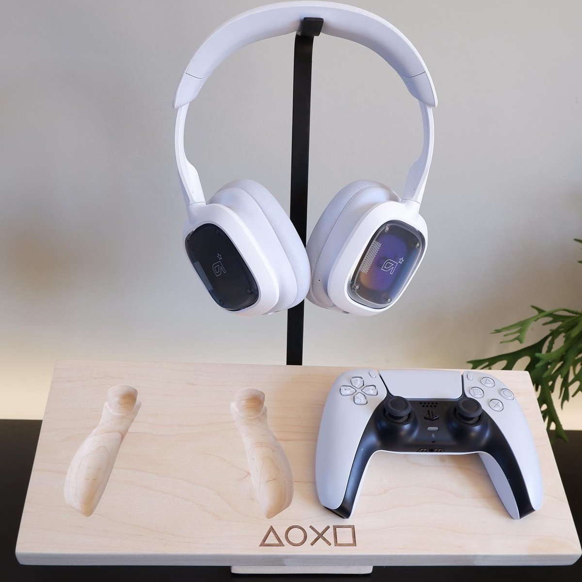 geekmadedesigns's tweet image. How would you customize your Geek Made stand? #bespoke #controllerstand