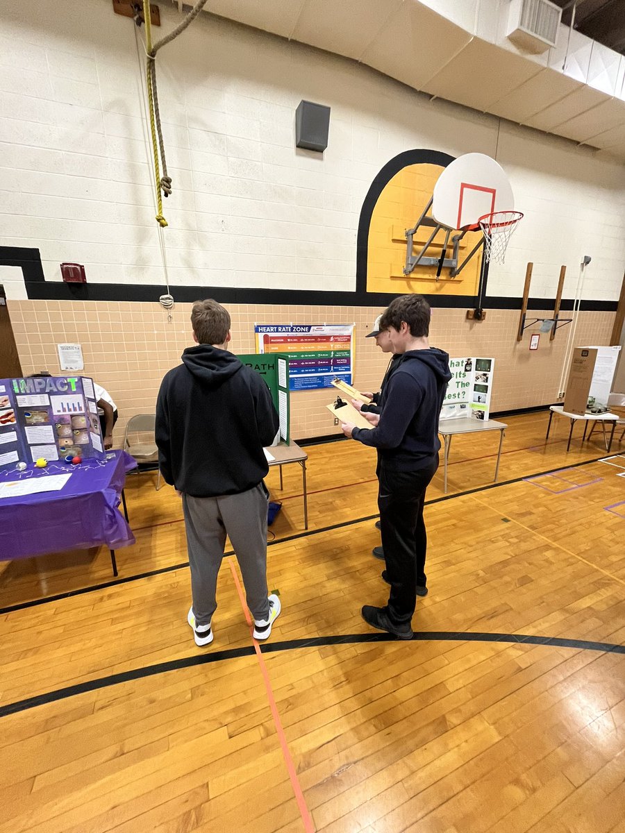 MissMaryNelson's tweet photo. Proud of our Mankato East AVID senior scholars for giving their time and serving as Science Fair judges at Kennedy Elementary today! #MAPSready #WeAreMEHS #giveback #AVID #AVID4Possibility https://t.co/8OJFT0QTKx