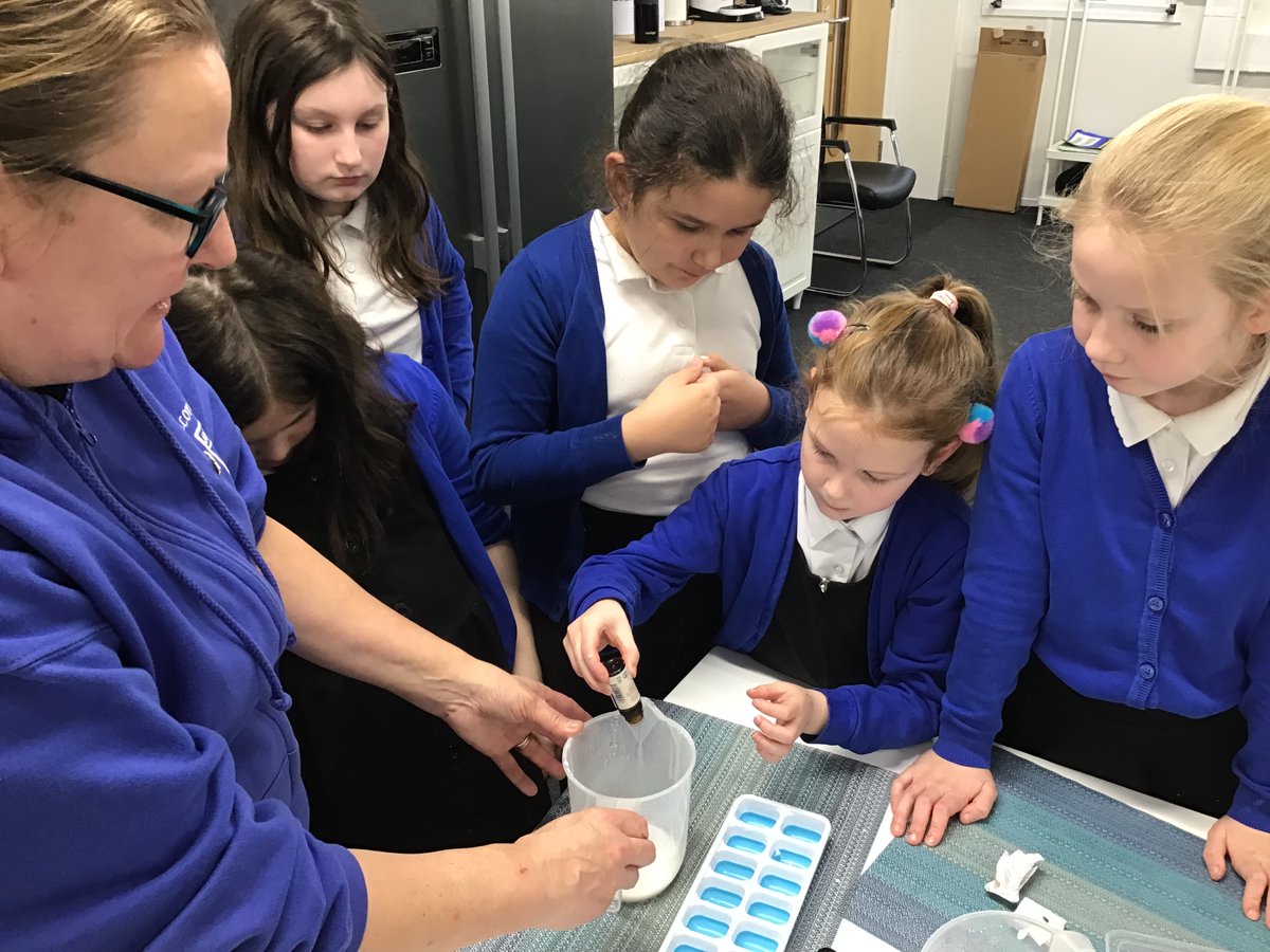 RPS_Ferns's tweet photo. Motherβs Day soap making in @STEMClub. We chose our scent, melted glycerine, let them set and made them look pretty for the big day. We used our knowledge of melting and materials from #RiversideScienceSquad @riverside_pri https://t.co/XfybFfj1hR