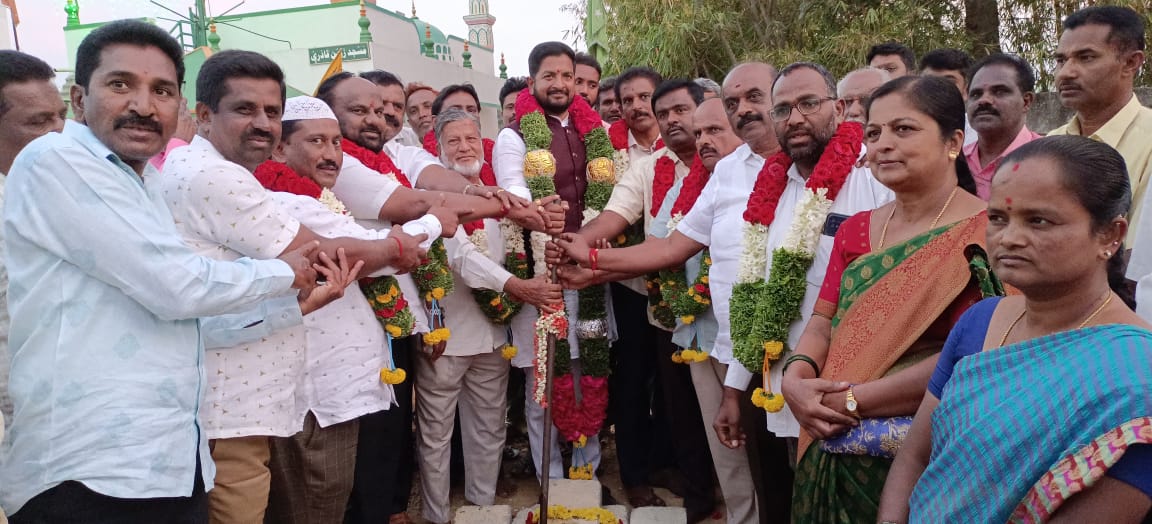 SBG4Hosakote's tweet photo. ಈ ಸಂದರ್ಭದಲ್ಲಿ ಗ್ರಾ,ಪಂ, ಅಧ್ಯಕ್ಷರು, ಉಪಾಧ್ಯಕ್ಷರು, ಸದಸ್ಯರುಗಳು, ಮುಖಂಡರು, ಕಾರ್ಯಕರ್ತರು ಗ್ರಾಮಸ್ಥರು ಹಾಜರಿದ್ದರು.
#TeamSBG #hoskote #devolapment https://t.co/I6keyhT6tg