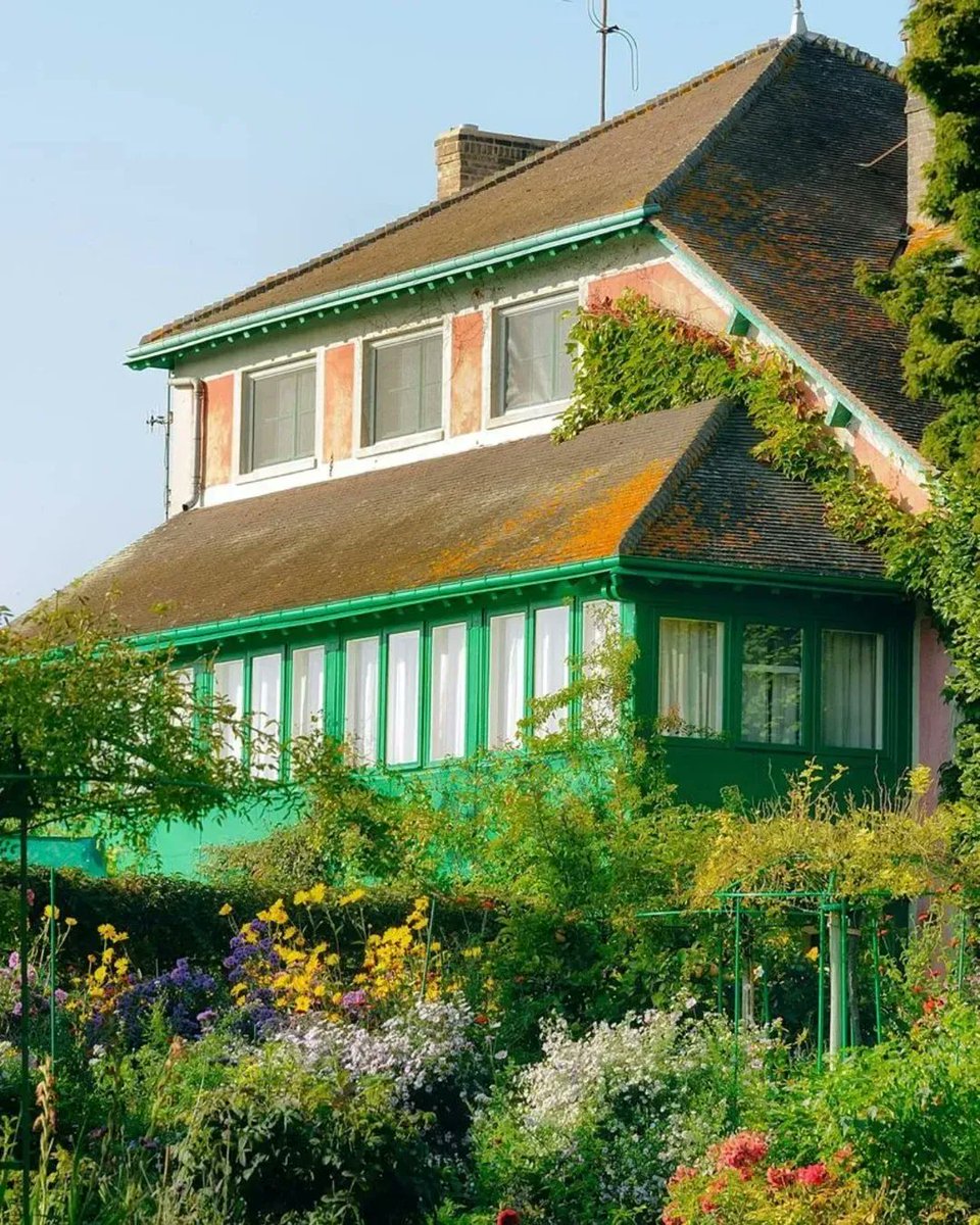 fubiz's tweet photo. Iconic Claude Monet's House Reopens April 1st 🌸 https://t.co/mMJ4ATbfhk