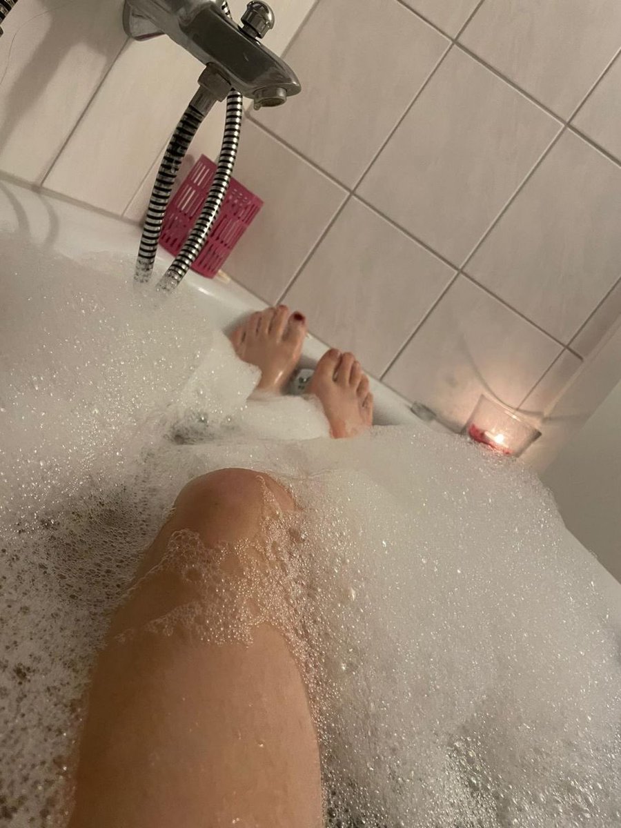 Enspannt baden und ein paar loser Eier melken 

Los ihr fotzen unterhaltet mich