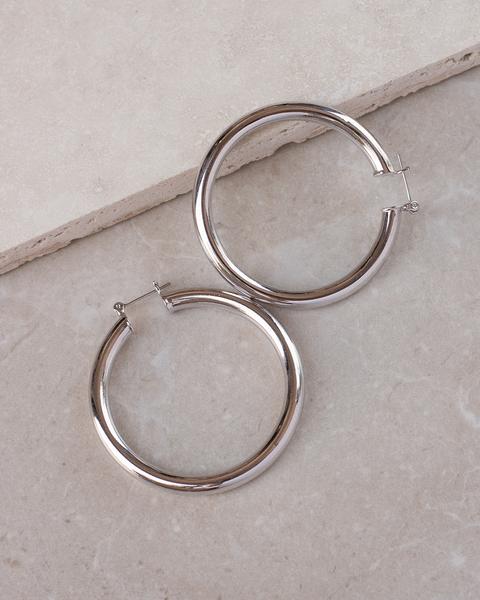The perfect hoop that will elevate any outfit
-
-
#almafitubehoop #madisonsniche #elevatedstyles #curatedaccessories #silverhoops