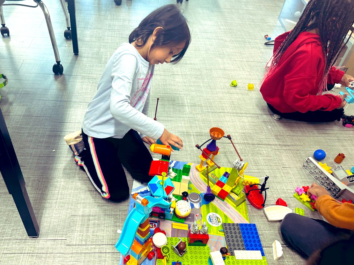 Discover Robotics Falcons are using cargo connect legos to create destinations and transportation to shop to the locations using simple machines. @MrShore17 @GHernandezJr @FullerMagnetAP #fullerfalconsfly🦅 #comesoarwithus #cargoconnect #simplemachines