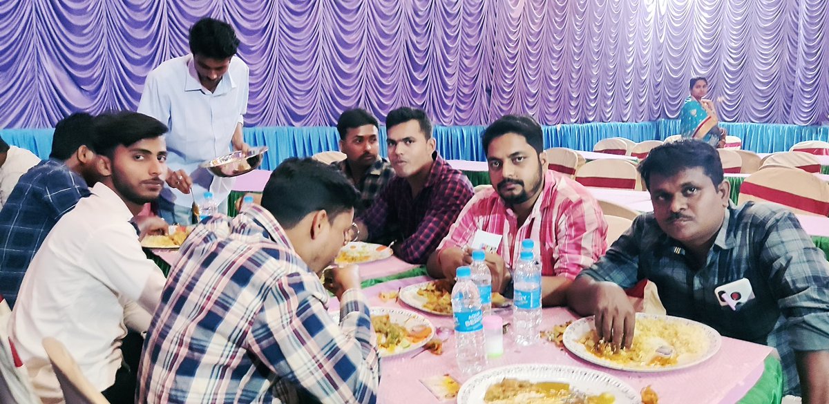 sumanaitc7's tweet photo. আমাদের শুভাকাঙ্ক্ষী প্রিয় #ক্ষুদিরাম_বাবু(Khudiram Das) র মেয়ের #শুভ_পরিণয় অনুষ্ঠানে আমরা #টিম_অভিষেক_ঝাড়গ্রাম এর তরফে উপস্থিত থেকে_আশীর্বাদ জ্ঞাপন করলাম 🙏😍
শুরু হতে যাওয়া_নতুন দাম্পত্য জীবন_সুখময় হোক 🙏 https://t.co/FvuiY5phvv