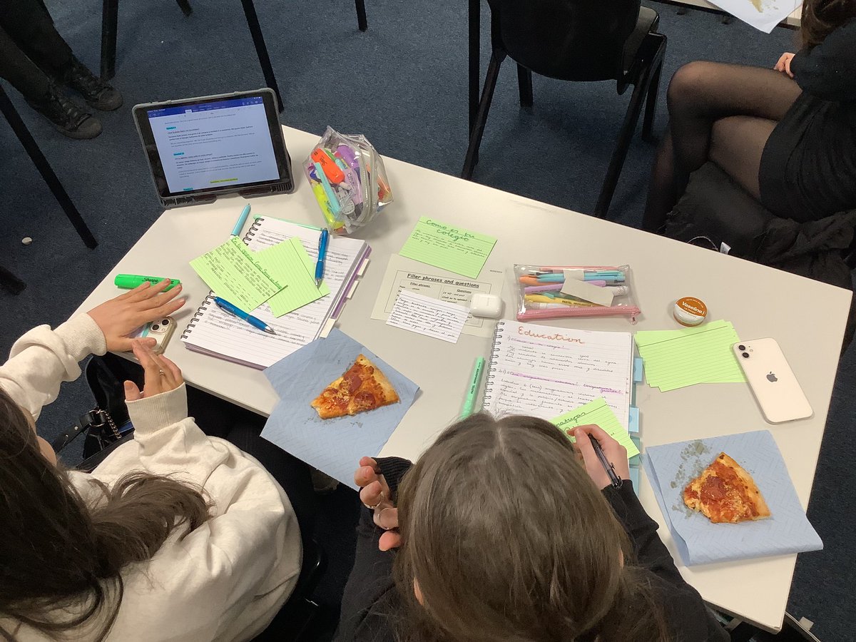 Talking master class in full swing this evening! Think the pizza was a hit! 🍕🍕 <a href="/MrsMurphyML/">Mrs Y Murphy</a> <a href="/MflNimmo/">Mrs Nimmo-MFL</a>