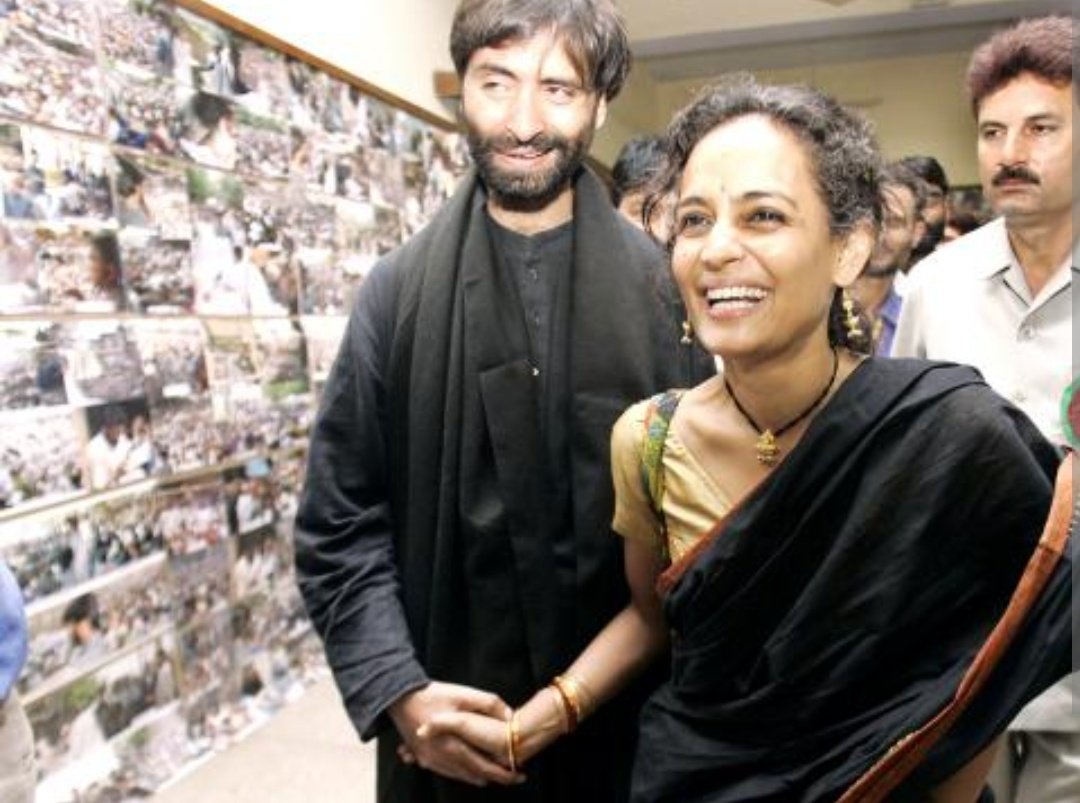IXVIIIXIVIII's tweet photo. .@khanumarfa This Arundhati Roy, one who burst into laughter while holding hand with #terrorist #YasinMalik who #terrorised #Kashmir with #KashmiriPanditGenocide? She is now speaking about 'Desh' & 'Rashtra'?
She migh be more knowledgeable about Daesh aka ISIS, not 'Desh'
🤡🤦🏻♂️ https://t.co/lj0QSDodQu