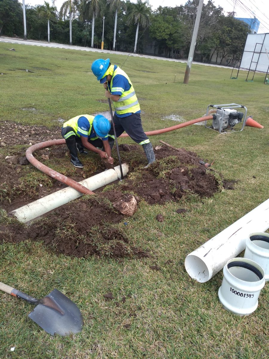 GasBor's tweet photo. #Cancun #LagosDelSol una de nuestras brigadas trabajando en la reparación de una fuga de agua. Hemos bajado los niveles de la fuga, para poder reparar el tramo de línea que se vio afectada sin que esto afecte el servicio de agua. @DHCAGUAKAN https://t.co/72NOJjJJGg