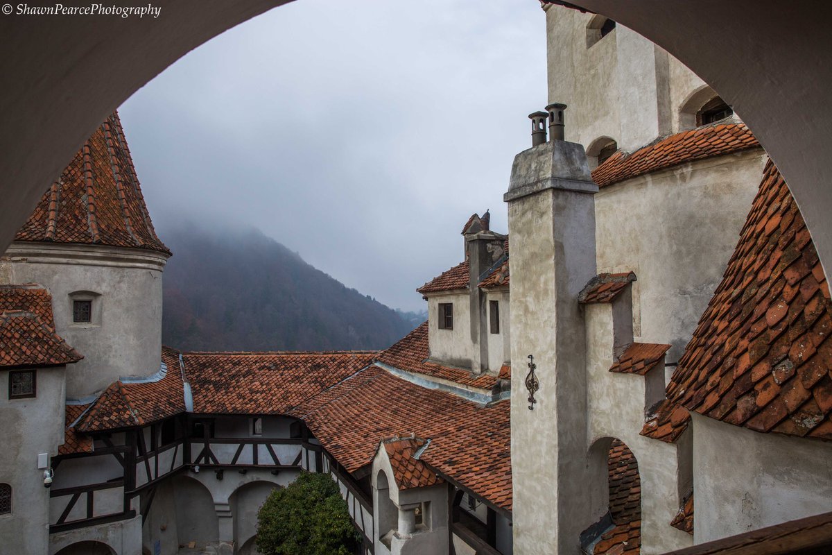 #tbt #beautiful #BranCastle #draculas #castle #Transylvania #Romania! #autumn #citybreak #travel #vacation #holiday #PictureOfTheDay #photooftheday #picoftheday #photography #photographer #photo #travephotography #canonphotography @VisitBucharest @visitromaniach @VisitRomania_co