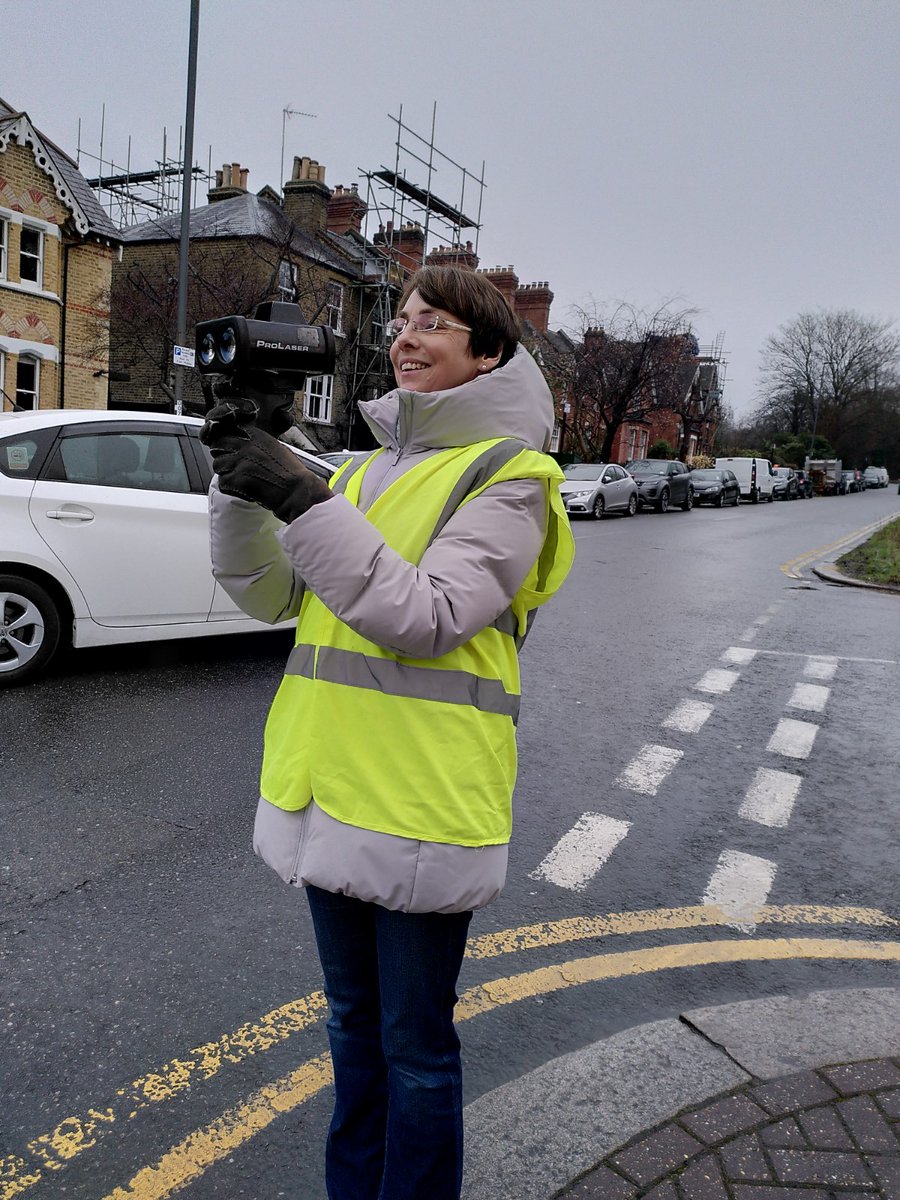 It was good to join the Police this morning for a Community Roadwatch on Medfield Street #Roehampton, and to chat to local residents about their concerns and how best to do more speed monitoring.  @RoeLabourCllrs