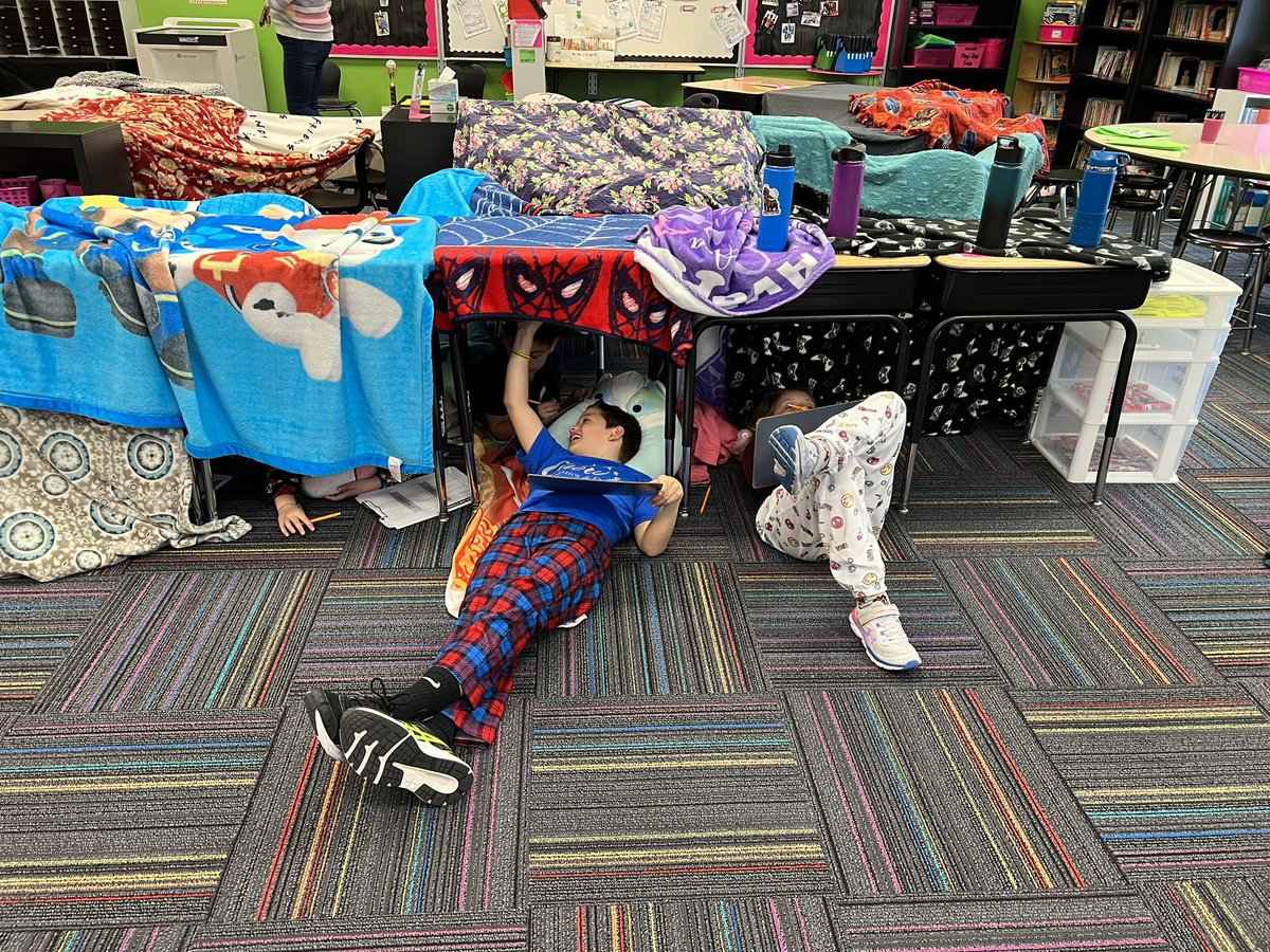 HarknessKim's tweet photo. Fort Day in third grade! #pbis #eeinkee #pjsandstuffies https://t.co/eBcN0ZyRo7