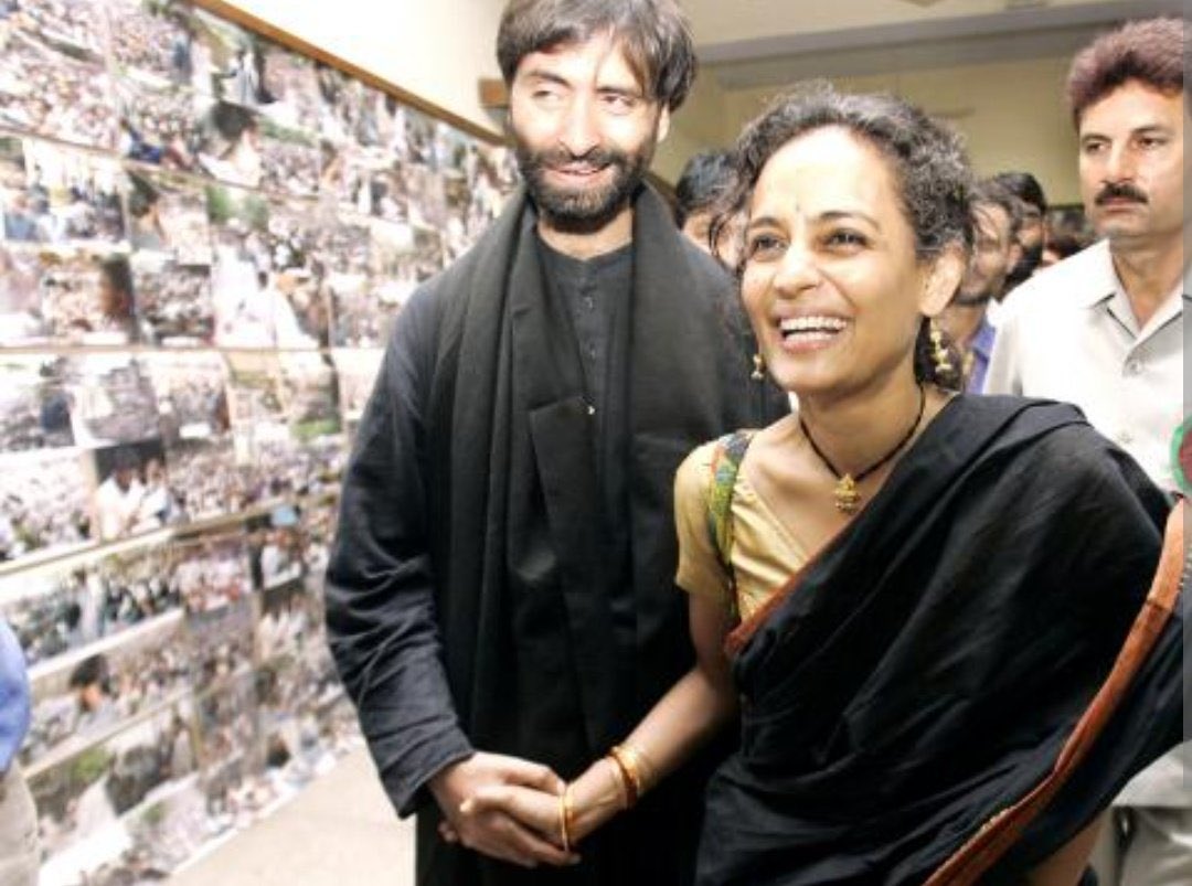 @khanumarfa @khanumarfa This Arundhati Roy, one who burst into laughter while holding hand with #terrorist #YasinMalik who #terrorised #Kashmir with #KashmiriPanditGenocide? She is now speaking about 'Desh' & 'Rashtra'?

She migh be more knowledgeable about Daesh aka ISIS, not 'Desh'