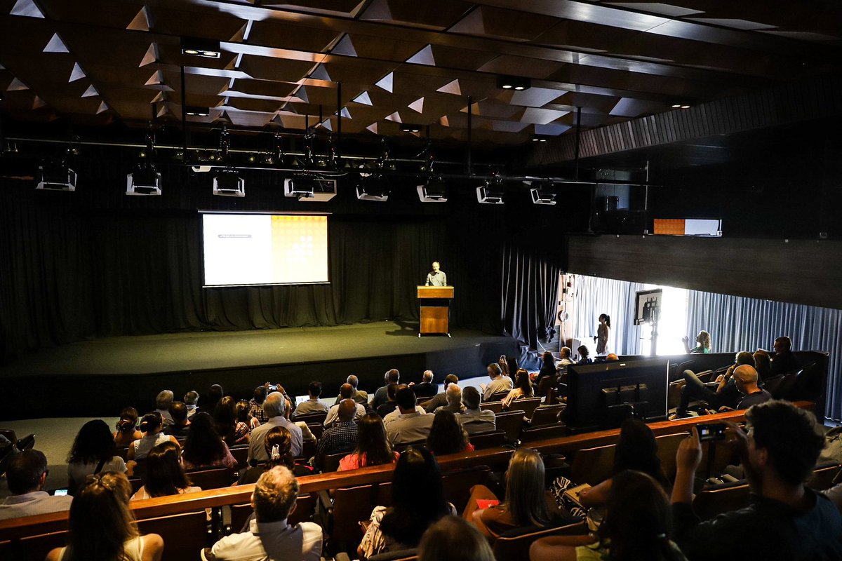 Redlactea_uy's tweet photo. Muchas gracias a todos los que participaron del lanzamiento de la Red Tecnológica de la Cadena Láctea.

Esta alianza formada por el @INALE_UY, @INIA_UY, @Udelaruy, @LATU_uy y @Conaprole buscará maximizar los recursos y abrir nuevas puertas para el sector lechero. https://t.co/bDYA3aYZNE