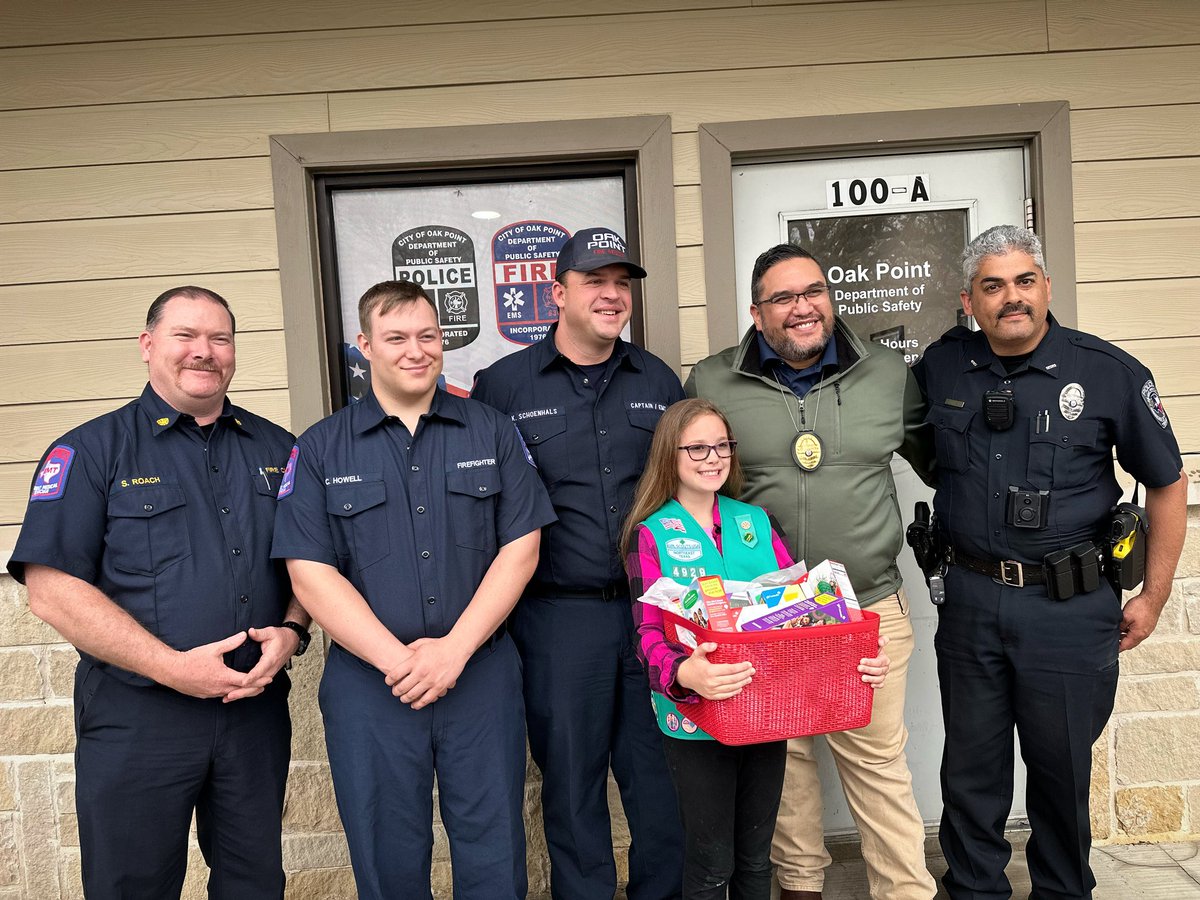 DpsOak's tweet photo. Junior Girl Scout Katelyn, donated a basket full of cookies to DPS today! She’s officially our favorite citizen🤪
What’s your favorite Girl Scout cookie?! We know you have one🧐
#girlscoutsofamerica #oakpointtx #wereneverlosingweightthisway https://t.co/vvRrH2aUnD
