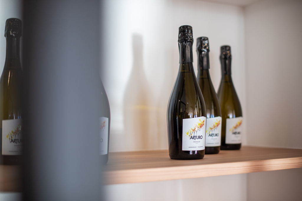 Nun wollen wir euch den hauseigenen Prosecco Arturo vorstellen. Benannt nach Artur Pobitzer, ist ein Valdobbiadene aus Glera Trauben – und wird in Zusammenarbeit mit dem Schutzhaus Tschafon abgefüllt. 

#ediundsepp #design #garberhof #corporatedesign #marke #branding #agentur