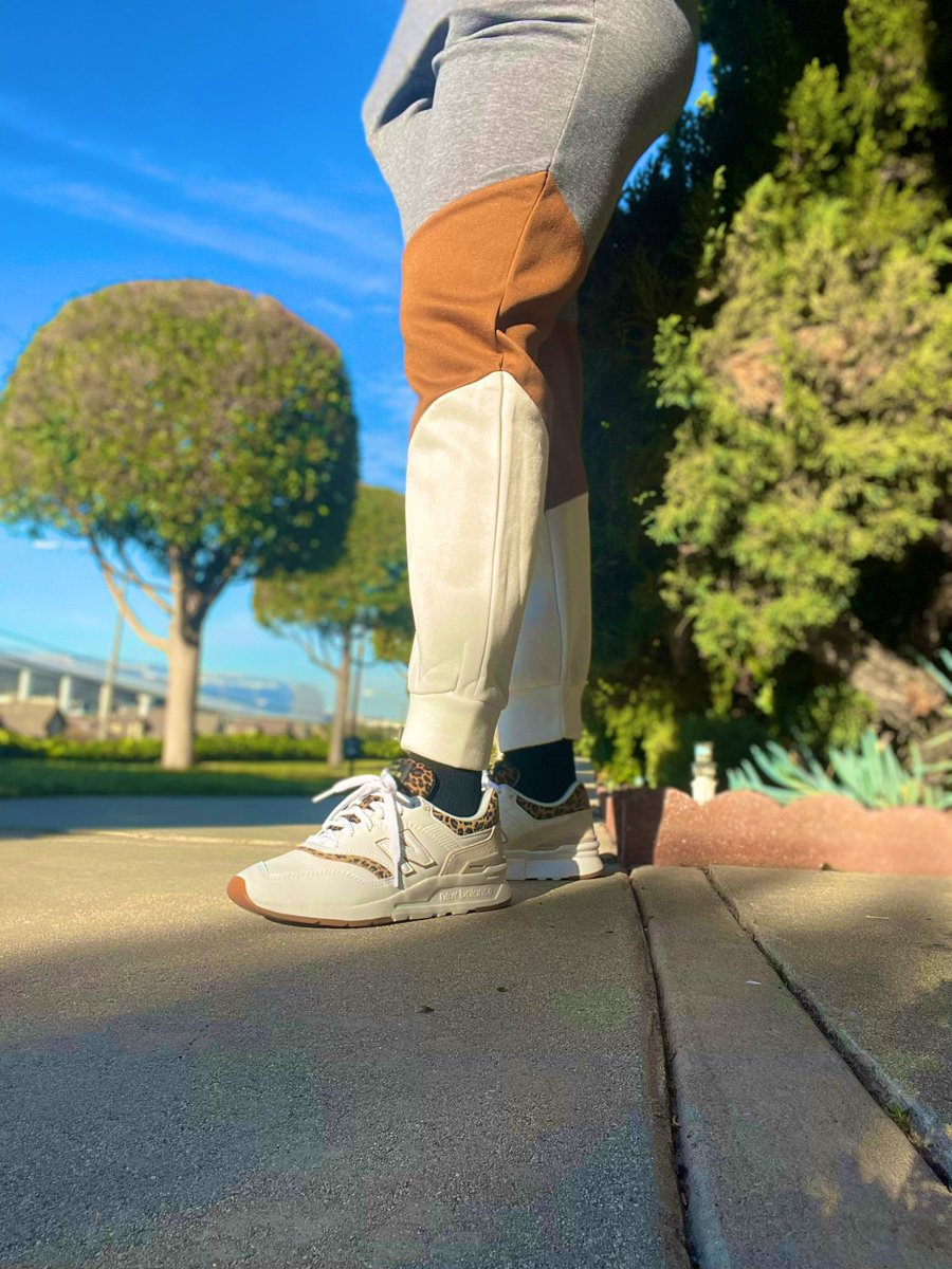michele_kw's tweet photo. Happy Thursday fam! Working from home today, so I had to keep it proper with the comfort! I have a different brand on today 👀…had them for a year and this is the first time I’m wearing them 🤦🏽♀️. New Balance 997H 🔥
#newbalance #997h #Thursday #KOTD https://t.co/258ojNmoa2