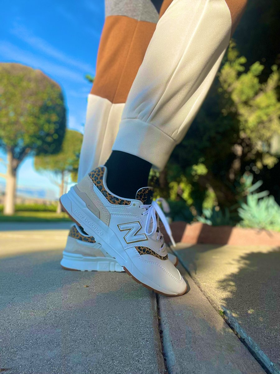 michele_kw's tweet photo. Happy Thursday fam! Working from home today, so I had to keep it proper with the comfort! I have a different brand on today 👀…had them for a year and this is the first time I’m wearing them 🤦🏽♀️. New Balance 997H 🔥
#newbalance #997h #Thursday #KOTD https://t.co/258ojNmoa2