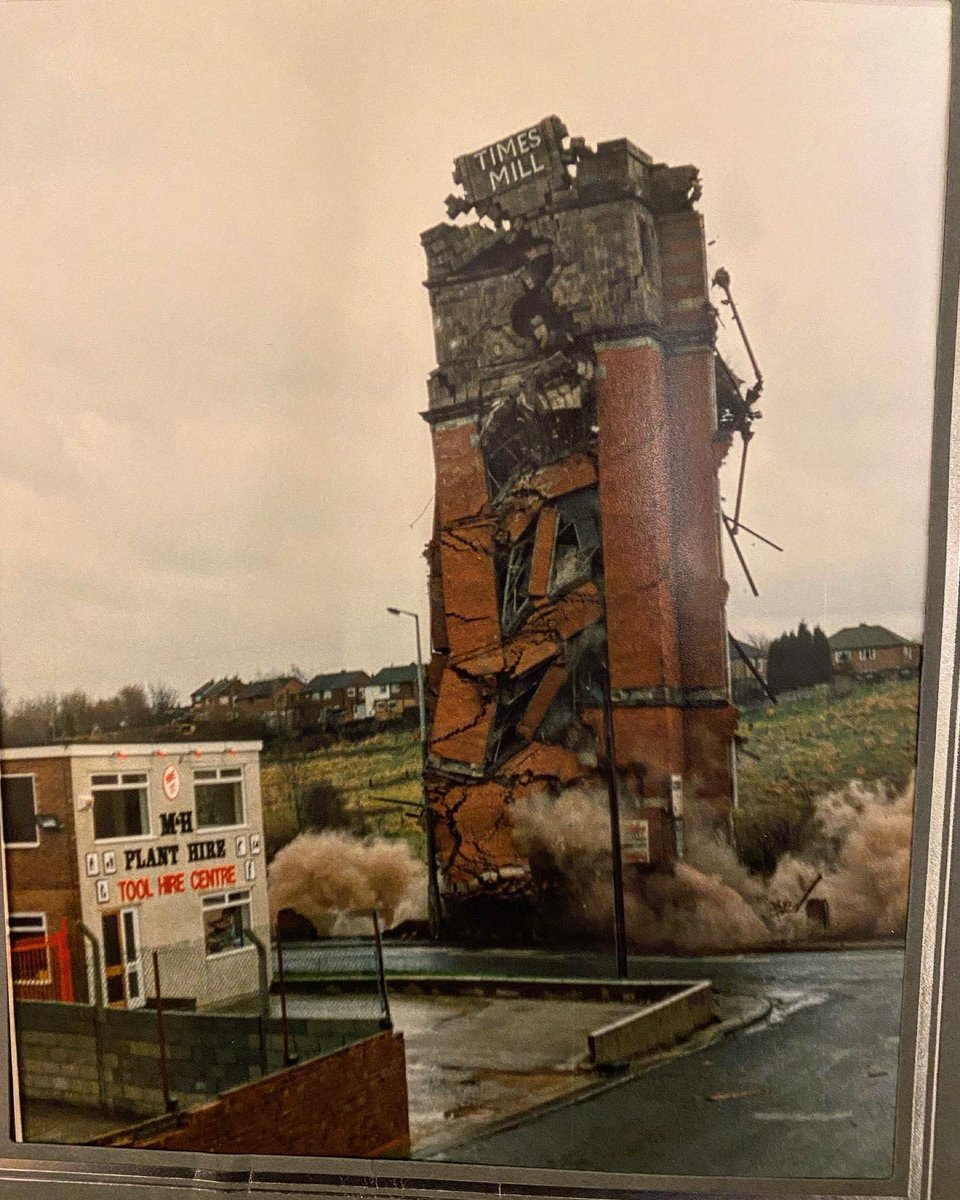 It’s 1987 and after standing derelict for many years. The last defiant stair tower of the Times Mill in Middleton North Manchester is toppled by dynamite #Demolition #mill #Manchester