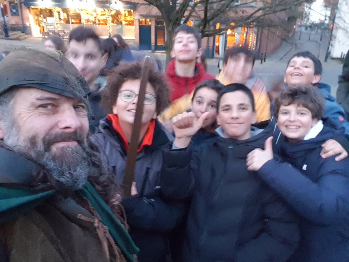 Ecoutez! Poor #selfie but the faces say it all. Good to see barriers put up by #Brexit on cultural exchanges have no place in reality. French youth are returning & learnt about #RobinHood and parallels with #GiletJaunes. Rise up people! The future will be ours! #RobinHoodLives 🏹