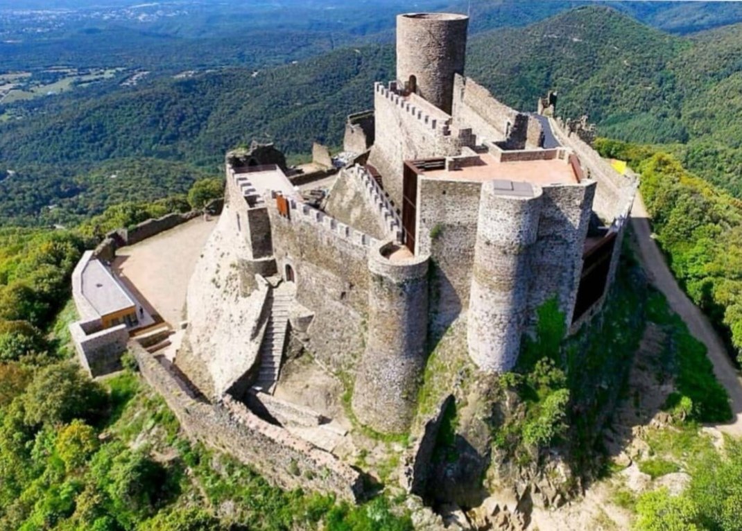 Sabies que... als peus del Montseny s'hi amaga un castell de llegenda, una fortalesa inexpugnable, un veritable tresor de la història del nostre país...! Atreveix-te i descobreix MONTSORIU, el poderós castell dels Cabrera!! 🏰 🛡️ ➡️ montsoriu.cat