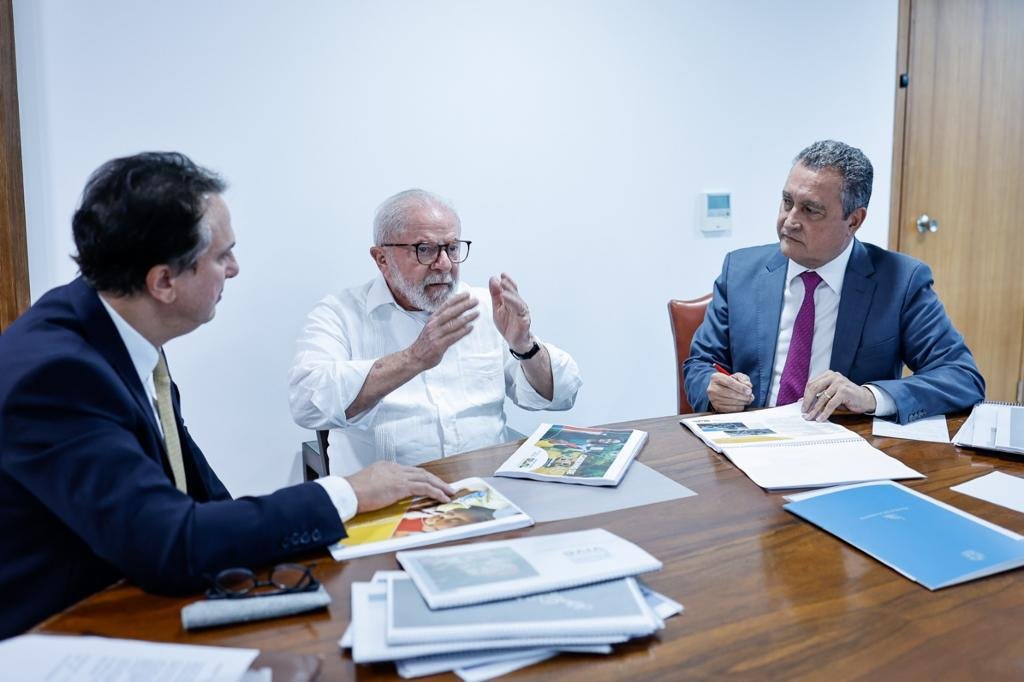 Reunião de trabalho hoje com os ministros <a href="/CamiloSantanaCE/">Camilo Santana</a> e <a href="/costa_rui/">Rui Costa</a>, para debater a retomada de obras na educação e o reajuste da merenda escolar, que será anunciado amanhã.

📸: <a href="/ricardostuckert/">Ricardo Stuckert</a>