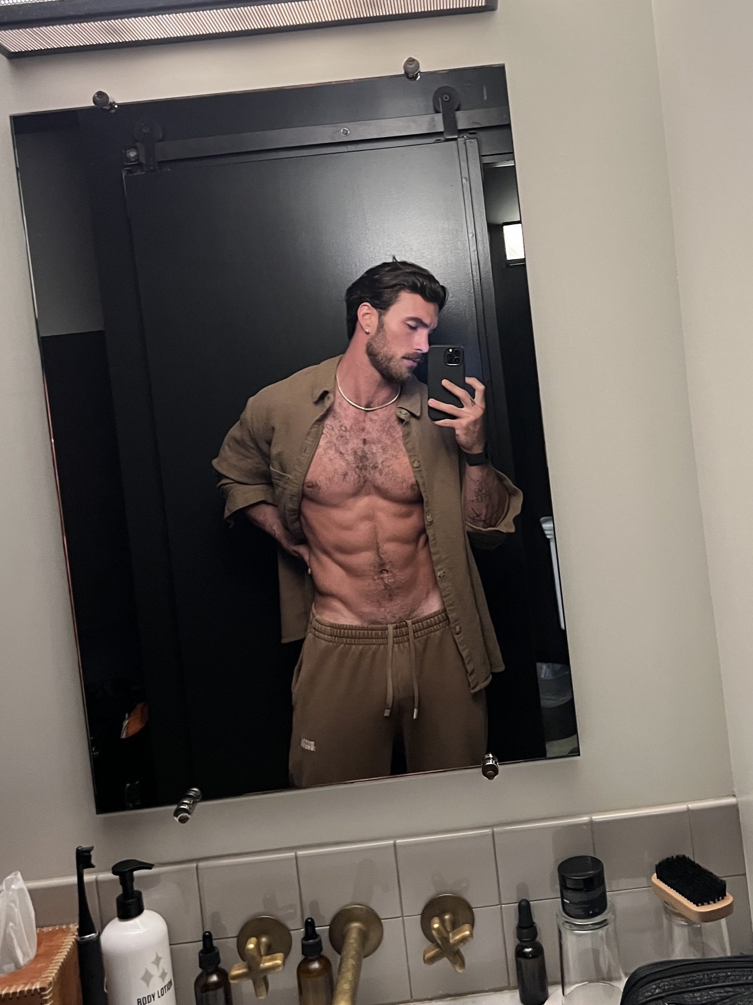 TW Pornstars - 2 pic. Yerger ༄. Twitter. respond with emojis only pls.  10:38 PM - 9 Mar 2023