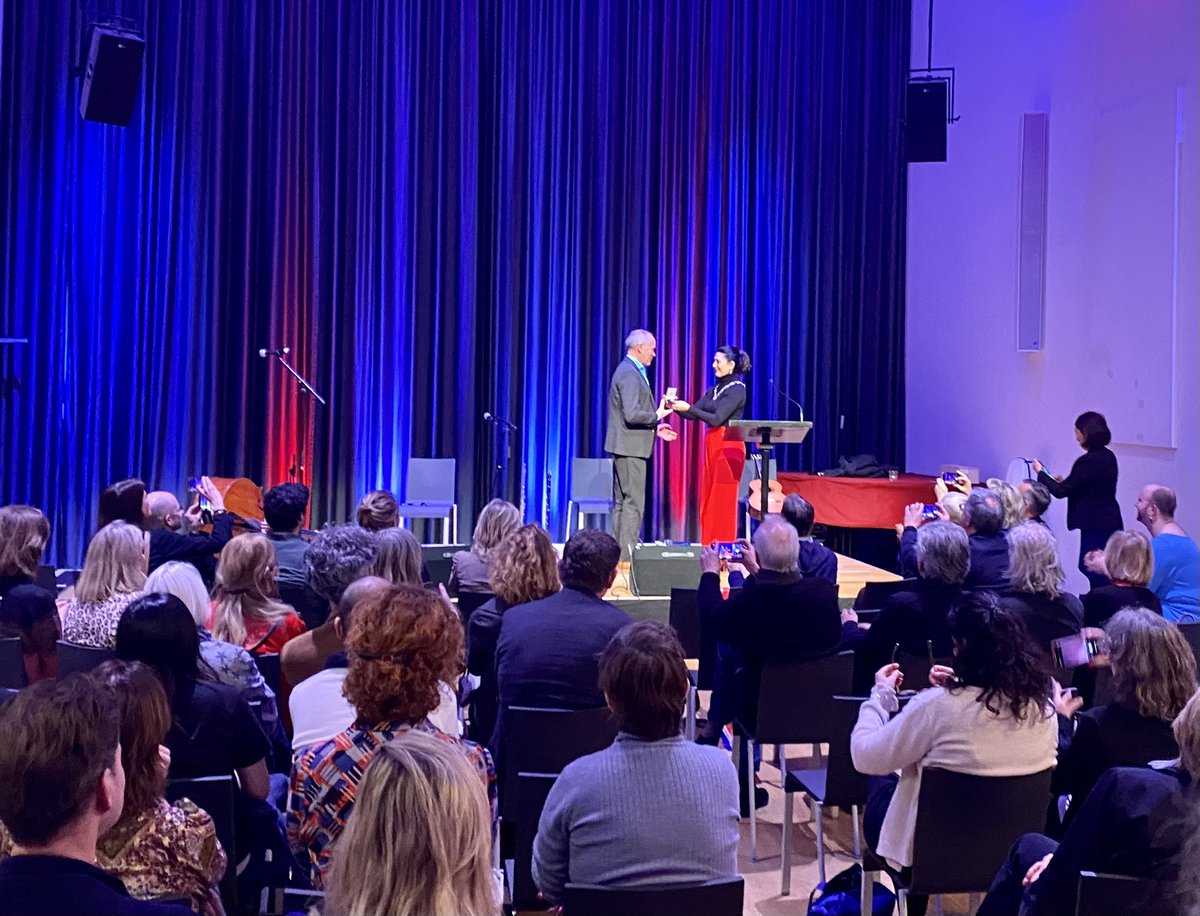 Oprichter van <a href="/DutchCulture/">DutchCulture</a> Cees de Graaff nam vanavond afscheid. Het internationaal cultuurbeleid als universele kracht. Van wethouder <a href="/touriameliani/">Touria Meliani</a> ontving hij een Andreaspenning. Mooi omlijst door het bijzondere Chieko ensemble, daar gaan we meer van horen.