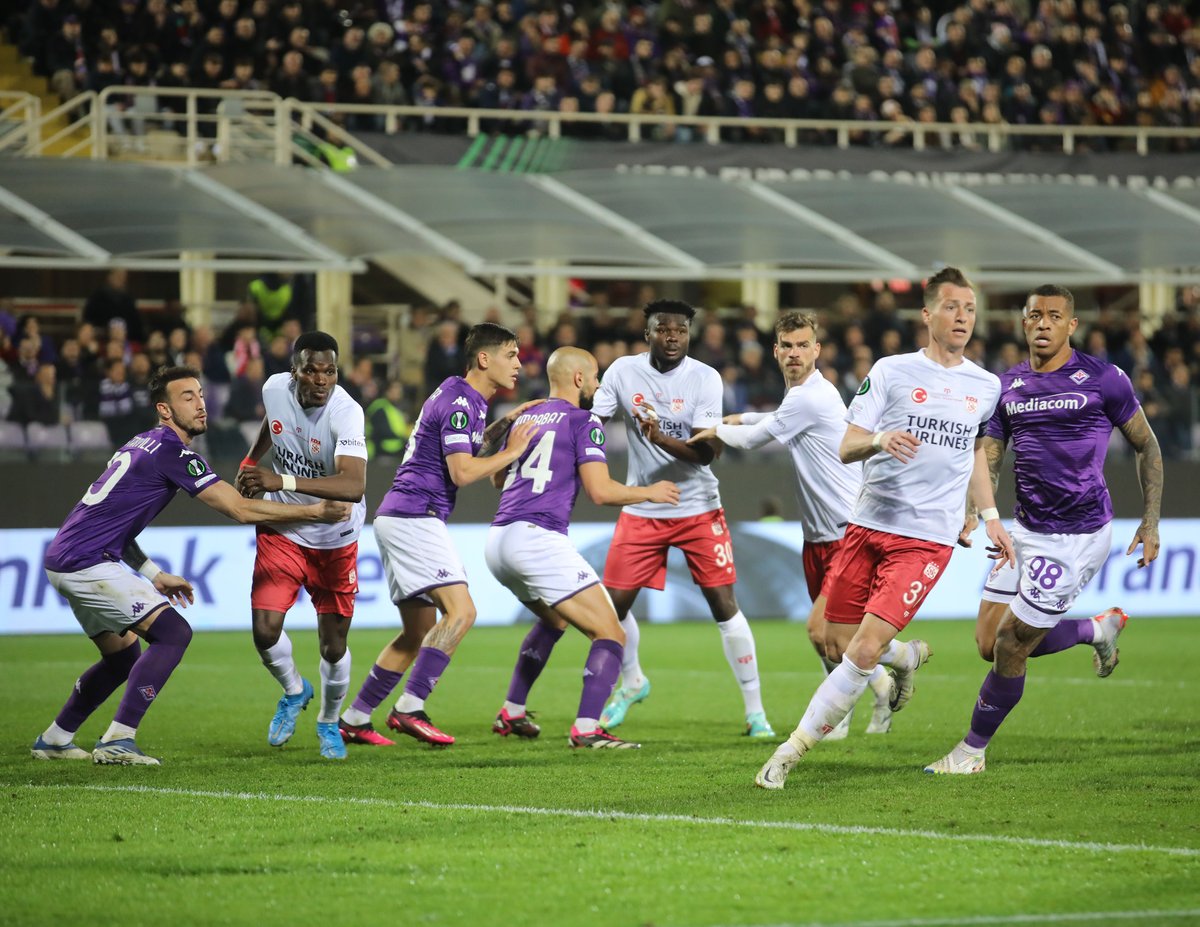 #Sivasspor Floransa'dan umutlu dönüyor.😐 #UECL #Fiorentina deplasmanında 1-0 mağlubiyet ile dönen Sivasspor rövanş için umutlu döndü.🔴⚪️