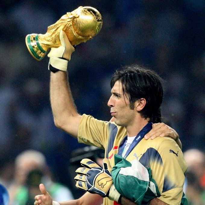 Los 10 mejores arqueros desde 1987 hasta el 2022, según la IFFHS:

1. Gigi Buffon  🇮🇹
2. Iker Casillas 🇪🇸
3. Manuel Neuer 🇩🇪
4. Petr Cech 🇨🇿
5. Edwin Van Der Sar 🇳🇱
6. Peter Schmeichel 🇩🇰
7. Oliver Kahn 🇩🇪
8. T. Courtois 🇧🇪
9. J. L. Chilavert 🇵🇾
10. Walter Zenga 🇮🇹

¿Opiniones?