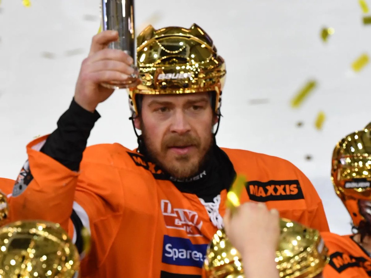 Har ikke for vane å skryte av folk, men i dag var det vemodig å se <a href="/AndersHCbasse/">anders bastiansen</a> gå av isen for siste gang. Vært  en fantastisk ambassadør for Frisk og Asker i 4 tiår.
Vært en fornøyelse å følge deg på reisen! Vår største legende, ever ❤️