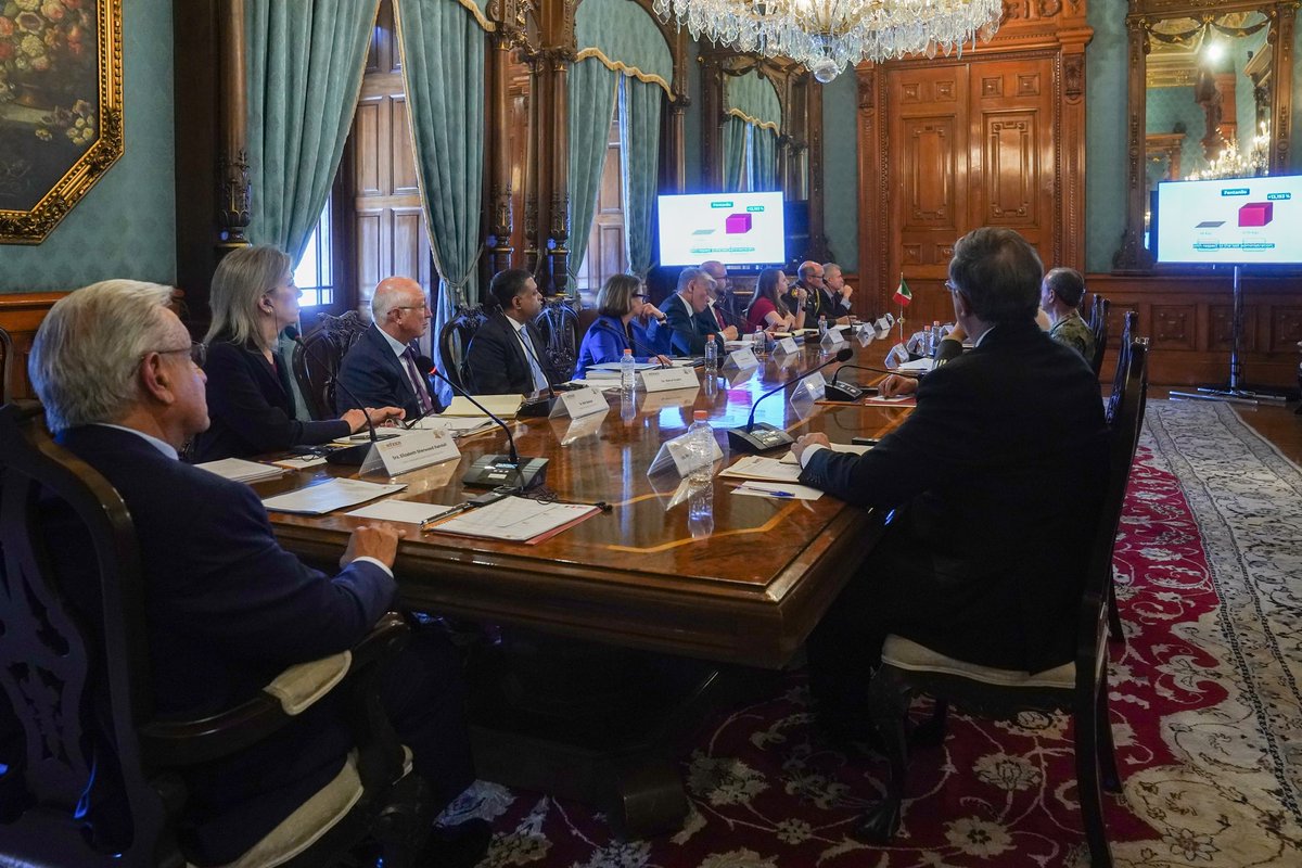 lopezobrador_'s tweet photo. Muy buena reunión con Elizabeth Sherwood-Randall, asesora de Seguridad Nacional de la Casa Blanca.

Hablamos de fentanilo, del tráfico de armas y de la decisión del presidente Joe Biden de respetar nuestra soberanía. https://t.co/Gccf7d1cwk