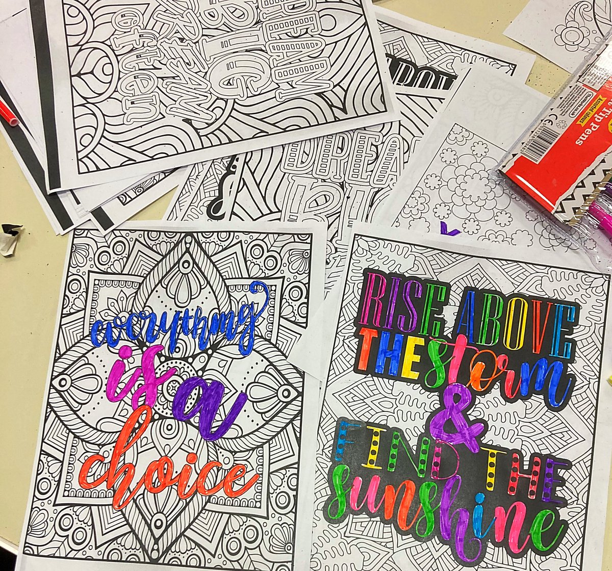 GillianYsortit's tweet photo. 62 Happy &amp; fed young people tonight @ysortit  #Faifley Youth Clubs!!! Bouncy castles 🏰 Postive Affirmations 🥰  &amp; Scratch Art 🖼Huge effort by volunteers Amy, Matt, Lewis &amp; Zach!! 🙌 @WDCouncil @WDCEducation @FaifleyCC @LawryONeill @GordonScanlan @LyndseyYsi #InvestInYouthWork https://t.co/zoKvKj3GCU