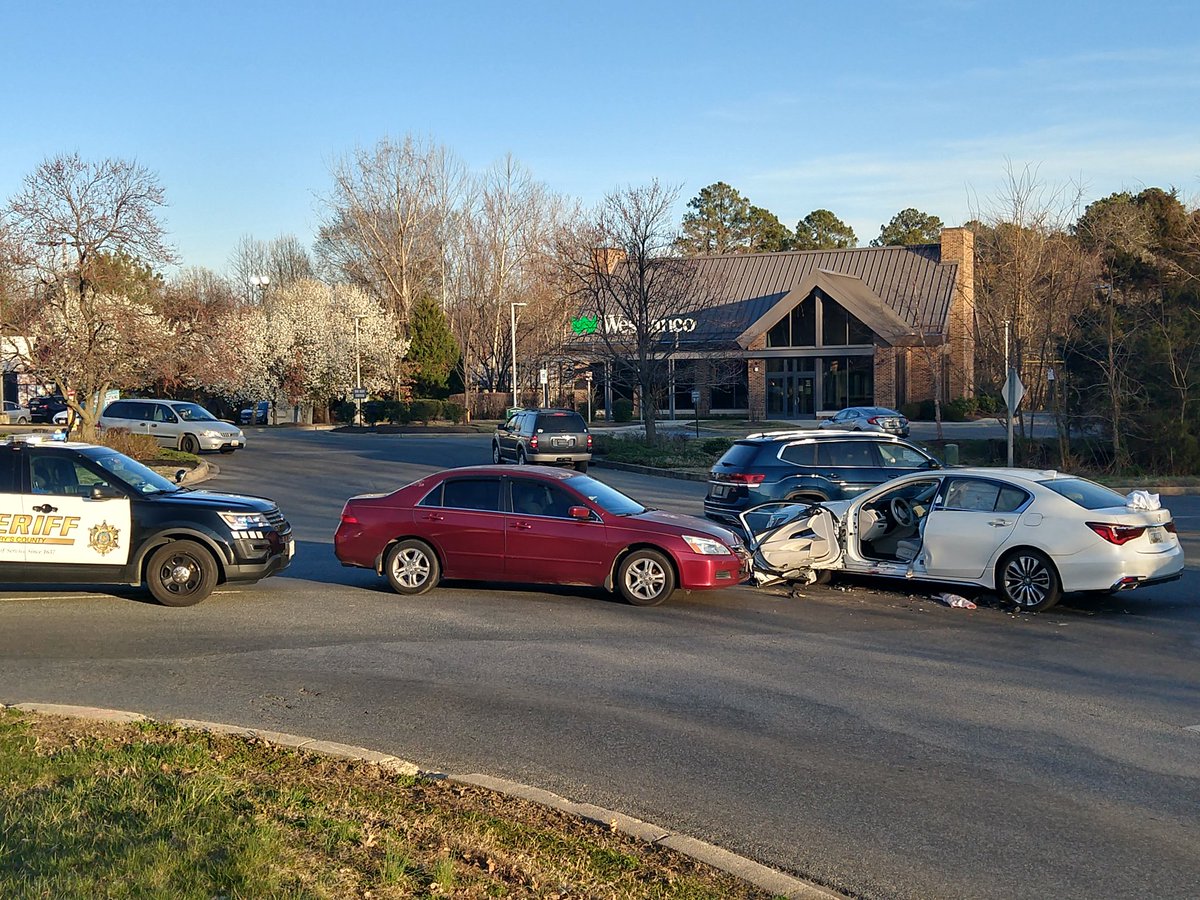 caleb_soptelean's tweet image. Fender bender now on Newtown Neck Road near Exxon in Leonardtown.