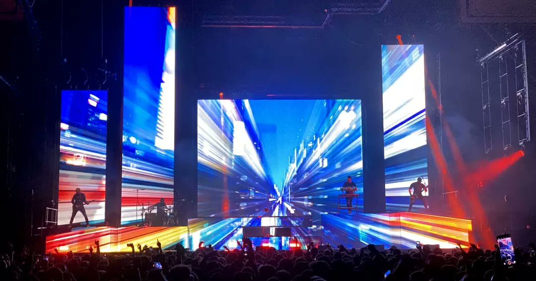 blinkinLAB's tweet image. blinkinLAB created brand new content for the @Pendulum new live show at @Yourallypally.
Can&apos;t believe it&apos;s been almost 4 years since we made the full #pendulumtrinity show visuals in 2019!
#livevisuals 
#madewithnotch