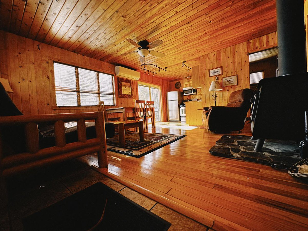BorderlandLodge's tweet photo. Bear Paw ready for for check in ✅ 
.
.
.
#bearpawcabin #borderlandlodge #gunflinttrail #bwca #cabin #gunflintlake #stay #mn #minnesota #cabininthewoods #northwoods #superiornationalforest #woodstove #cozy #relax #retreat https://t.co/gkIp2gsrR9
