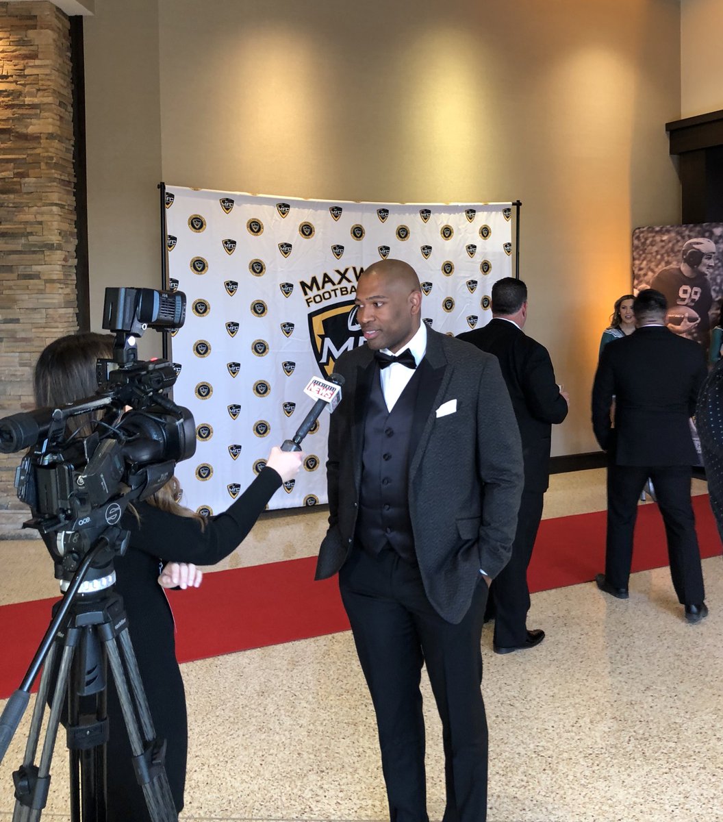 Cody_ChapmanMS's tweet image. One of my favorite Running Backs,  Sean Alexander, catching up with @wbrewyou. The @MaxwellFootball Sean Alexander Freshman of the Year Award is going to @UNCFootball’s #DrakeMay tonight.