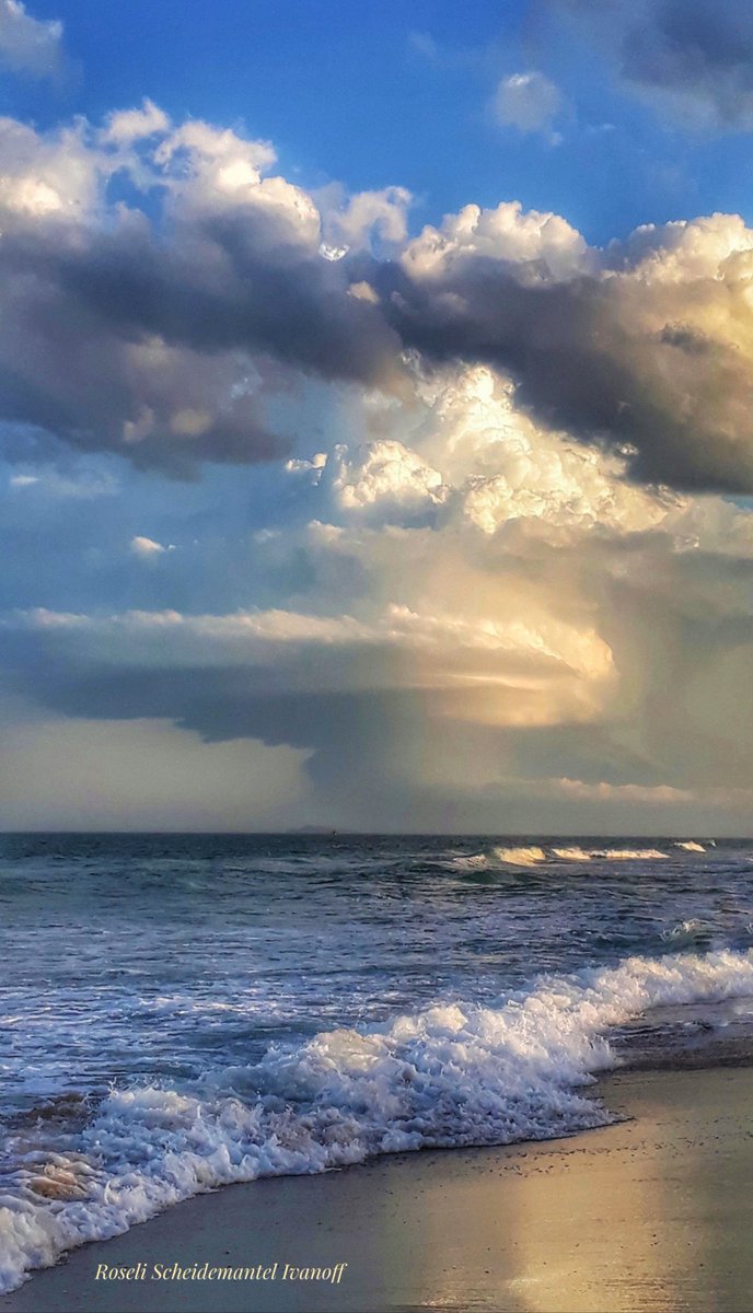 Delighted with the scenery... just contemplating! 🙌
<a href="/StormHour/">#StormHour</a> #photography #NaturePhotograhpy #Cloud 
#Colors #beach