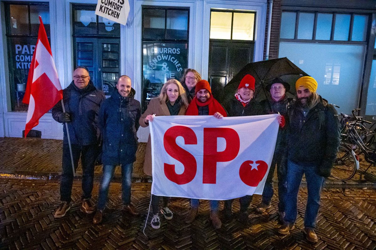 SPUtrecht's tweet photo. Zorg op zwart? Dat is de erfenis van 10 jaar uitverkoop van onze zorg! Samen mede SP’ers bij de demo van #nu91 in Utrecht strijden voor onze zorg en haar personeel! #reddezorg #nu91 #ps2023 #SP #nationaalzorgfonds #stemsp #zorgpersoneel #ziekenhuis #utrecht #stadhuisplein #actie https://t.co/PAfCtmu0bQ