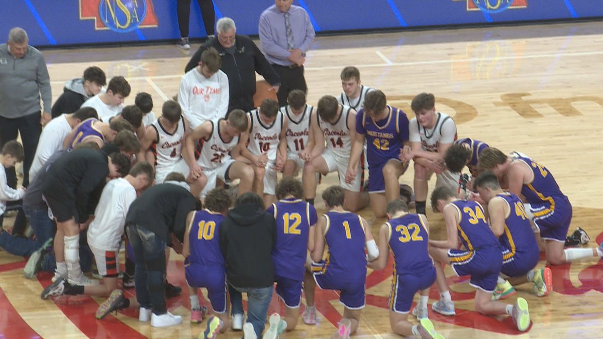 kevinsjuts's tweet image. Osceola &amp;amp; SEM players kneel at mid-court for a prayer following their State Tournament game.

📸cred: @skylee_nelson