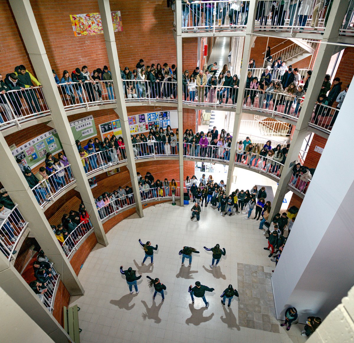 El 8M es un día para reivindicar, pero también para celebrar y en el IES hemos bailado por y para la igualdad. Un alumno y varias alumnas de 4 ESO y bachillerato nos han dejado sin palabras con su arte, muchas gracias ☺️