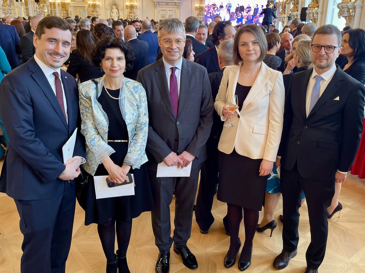 MichalBroza's tweet photo. Proud to have had the chance to attend the inaugural ceremony for the new President of Czechia along with my UN colleagues.
IOM @PetrCapp WHO @ZsofiaPusztai1_ UNHCR @Dejan03085343 UNICEF @oleinik_yulia https://t.co/CYXe3f6F98