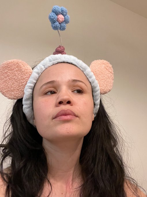 anyways here’s me in one of my other emotional support bedtime routine headbands https://t.co/x1ylQH