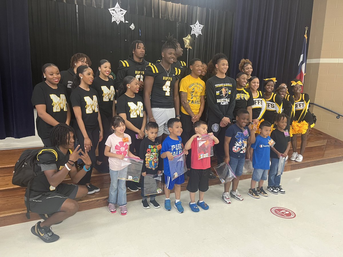 CoachCrossB's tweet photo. Marshall showing @JES_Dragons love and the value of education and athletics!!!!!! Dragon Draft was a success!!!!! @MHS_Buffs @FBMarshallTrack @MHS_Buffs @mighty_stampede @MHSladybuffsBB @FBISDAthletics @FortBendISD https://t.co/U6MR0yDL4J