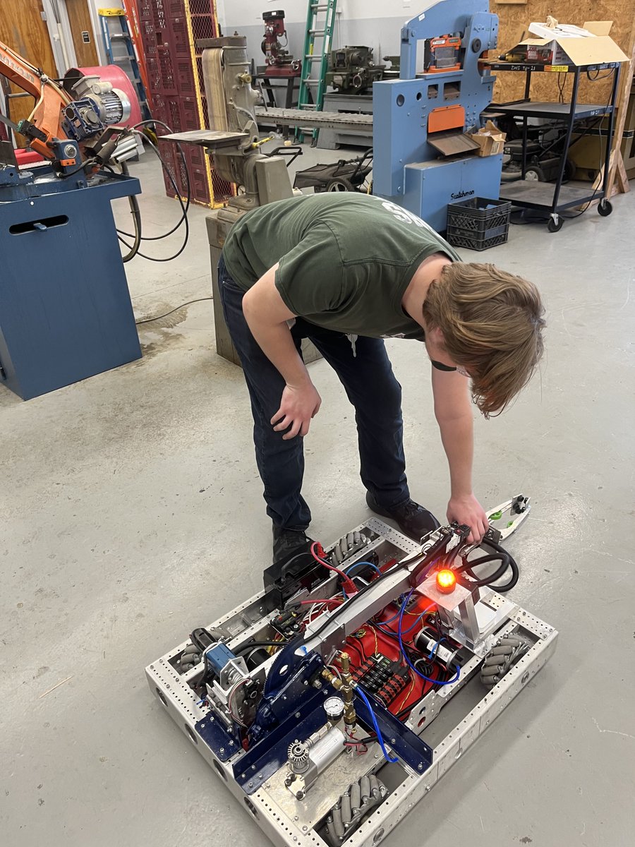 Dunnellon High School’s Power Generation Academy students have constructed another robot and they are ready for their robotics conference!  Good luck Tigers on your work to be demonstrated at this year's competition! 🐾🐾 <a href="/Martins_Marvels/">Wade Martin</a> <a href="/DunnellonHigh/">Dunnellon High</a>