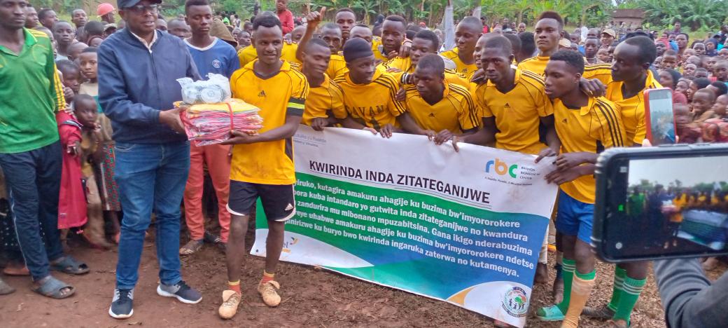 jarama_sector's tweet photo. "Rubyiruko kutagira amakuru ahagije kubuzima bw'imyororokere bishobora kuba intandaro zo gutwara inda zitateganyijwe"

✍️Uko Imikino yarangiye:

✅ KIBIMBA 5-2 KARENGE 

 ✍🏼 Imikino yasojwe no :

✔️gutanga ikiganiro kigamije kwirinda inda ziterwa abangavu 

✔️hatanzwe ibihembo https://t.co/VWt4pOse9o