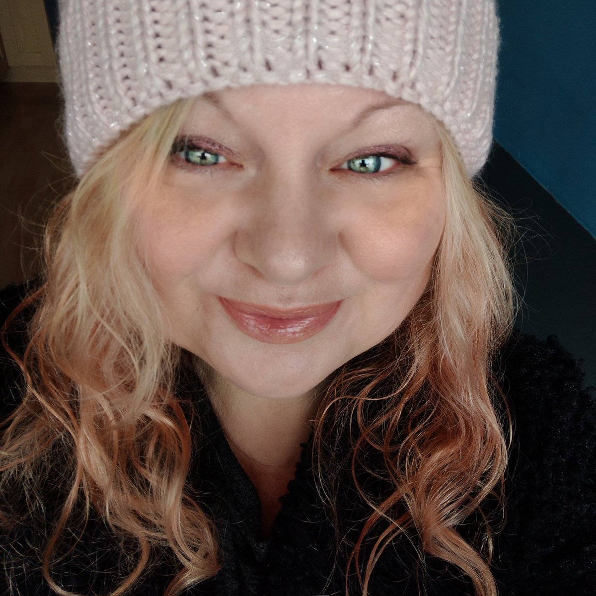 My first ever bobble hat ! 
And I only look half silly in it ! 
#meetthemaker #inabobblehat 
#mhhsbd #uksnow