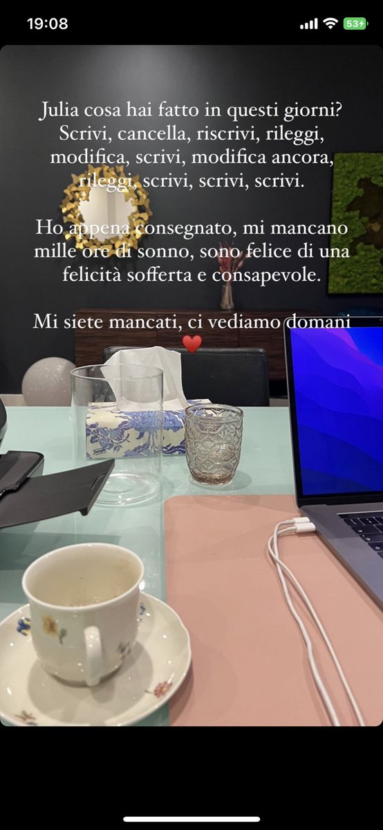 RacheleAngeloro's tweet photo. Dopotutto per partorire libri di fantasia ce ne vuole. #disperatamentemamma #juliaelle https://t.co/C2y1mJi8J3