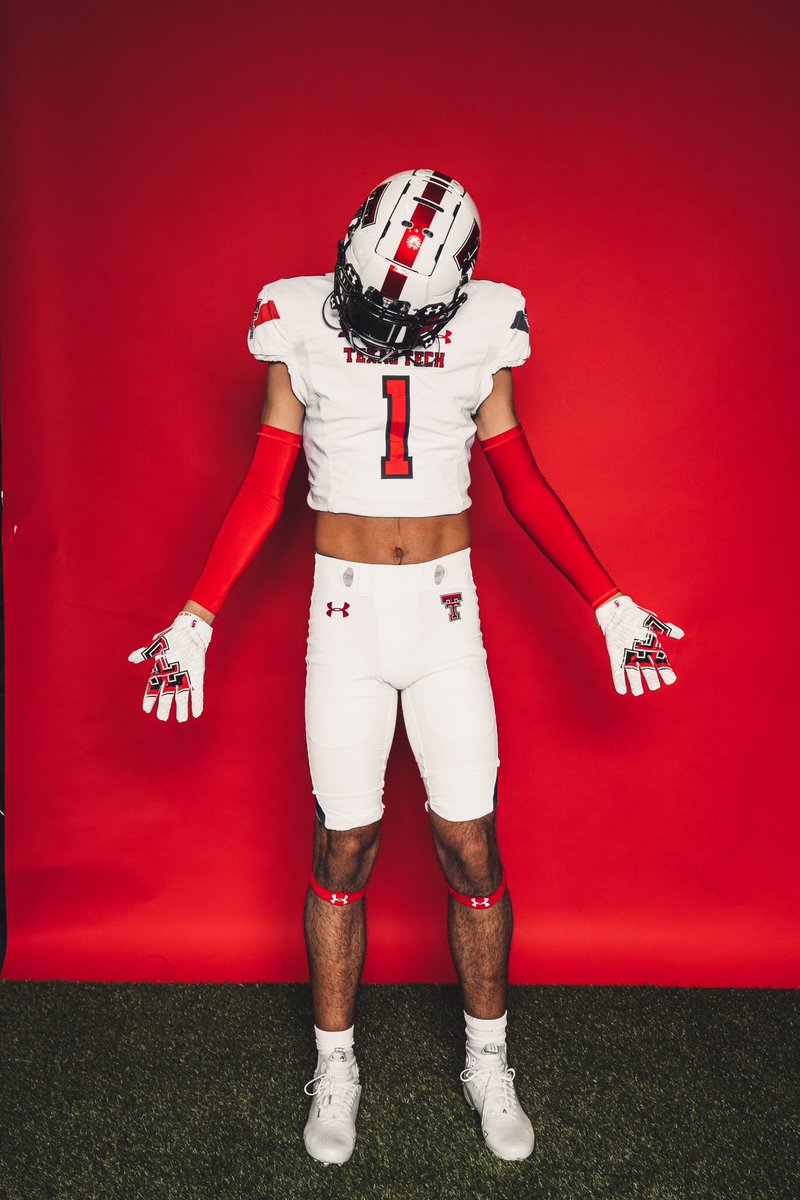 IvanCarreonWR1's tweet photo. Far from the rest far from my best 🙏🏾🏈#Wreck ‘Em👆🏽🌵 https://t.co/bkwBzXmUEu