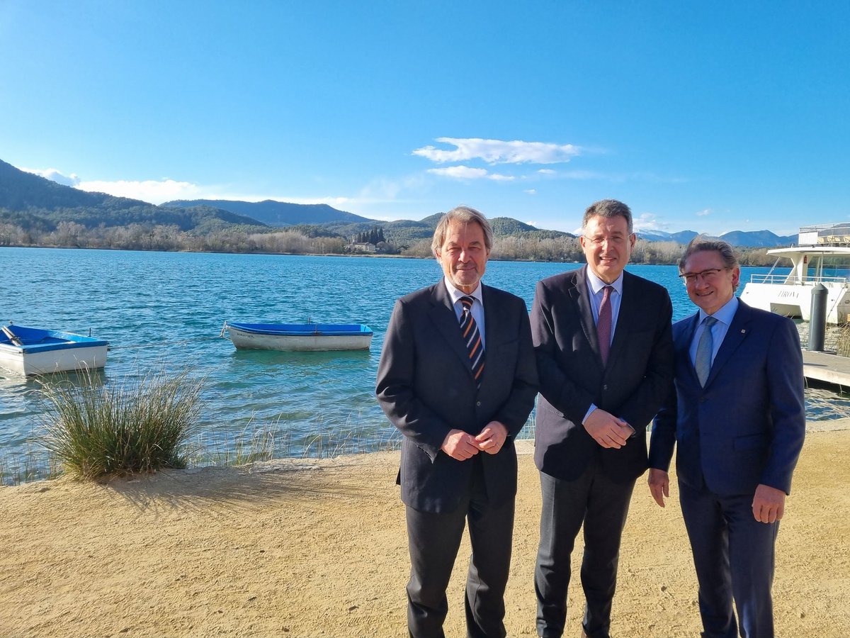 JuntsGirona's tweet photo. 📷 L'alcalde de Banyoles i candidat a la reelecció, Miquel Noguer, el president Artur Mas i l'exconseller Jaume Giró es reuneixen amb el teixit econòmic de la ciutat

✅ Noguer ha fet balanç de l'acció de govern en matèria econòmica i ha avançat els reptes per al proper mandat https://t.co/t9Jv03p5Z9